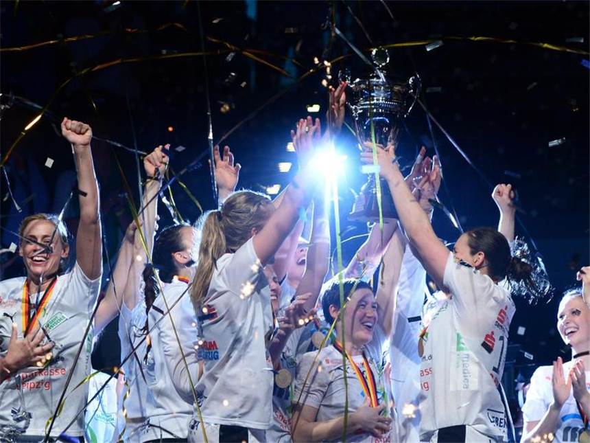 HC Leipzig holt zum sechsten Mal den DHB-Pokal Da ist der Pott: Leipzigs Handball-Frauen haben zum sechsten Mal den DHB-Pokal gewonnen. Foto: Hendrik Schmidt/dpa