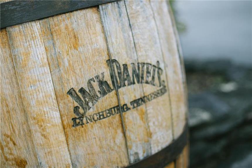 Jack Daniel's wird wegen Handelsstreits teurer Da Jack Daniel's und die anderen Marken des US-Konzerns mit einigem Vorlauf nach Deutschland und Europa geliefert würden, dürfte es mehrere Monate dauern, bis sich die Preiserhöhungen im Handel niederschlagen. Foto: Kyle Dean Reinford