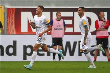 Da kommt Freude auf: Amine Harit (l.) bejubelt mit Omar Mascarell einen Schalker Treffer.