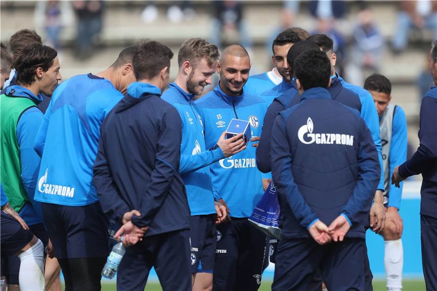 Beim Schalker Abschlusstraining ist von Euphorie nichts zu spüren Da kommt Freude auf: Cedric Teuchert (M.) gehörte zum siegreichen Team, das eine Schalke-Tasse erhielt.
