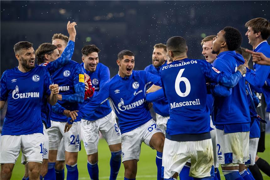 04 Gründe für den Schalker Aufschwung Da kommt Freude auf: Schalkes Spieler bejubeln den 2:1-Erfolg gegen Mainz 05.