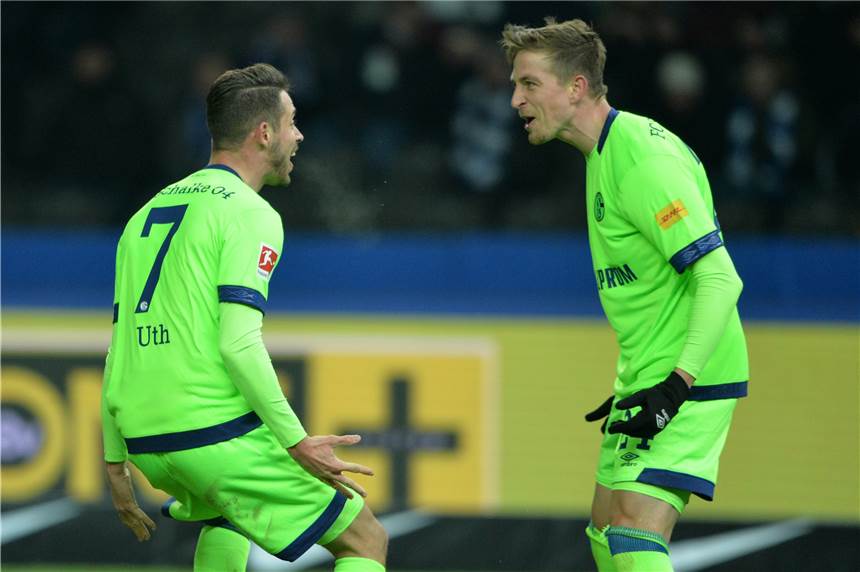 Schalke-Stürmer Mark Uth gefällt neue Rolle im Mittelfeld Da kommt Freude auf: Torschütze Mark Uth (l.) jubelt gemeinsam mit Bastian Oczipka.
