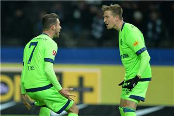 Da kommt Freude auf: Torschütze Mark Uth (l.) jubelt gemeinsam mit Bastian Oczipka.