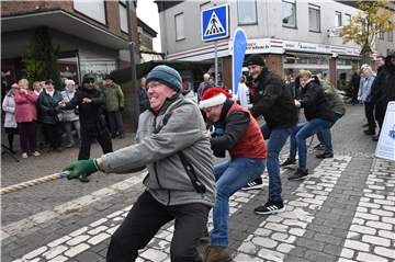 Da konnte das Team um Pfarrer Claus Themann noch so kräftig am Tau ziehen: Am Ende siegte das Team von Bürgermeister Mario Löhr.