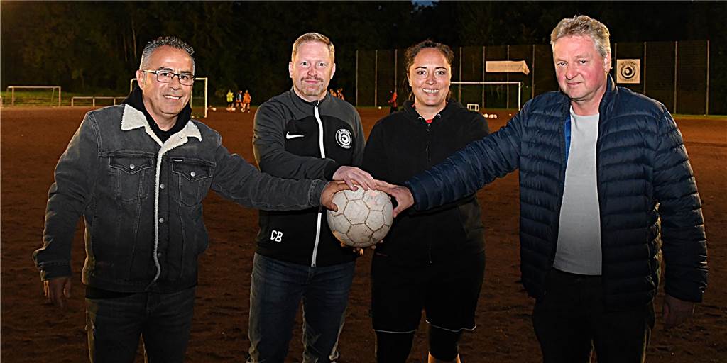 Drei Hörder Fußballklubs atmen auf - Sie behalten vorerst ihren Sportplatz Da lachen sie wieder in den Farben getrennt, in der Sache vereint: Yasar Celik, Christian Büssse, Maja Lange und Markus Wand freuen sich, dass ihr Platz erhalten bleibt.
