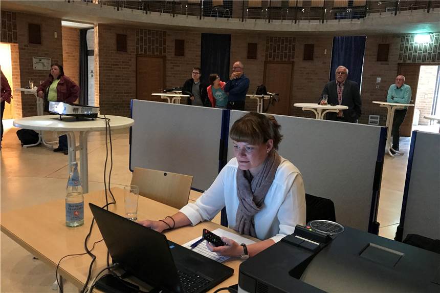 SPD verliert in Selm noch stärker als bundesweit und bleibt dennoch auf Platz zwei Da lief die Auszählung der Stimmbezirke noch. Viele Selmerinnen und Selmer hatten sich am Sonntagabend nicht im Bürgerhaus eingefunden, um das zu verfolgen.