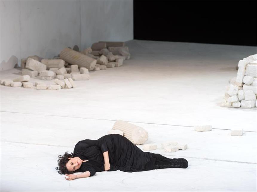 Hans Neuenfels inszeniert in Berlin Da liegt sie zwischen Trümmern: Camilla Nylund in der Rolle der Ariadne. Foto: Tim Brakemeier