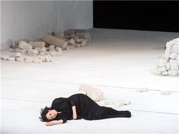 Da liegt sie zwischen Trümmern: Camilla Nylund in der Rolle der Ariadne. Foto: Tim Brakemeier