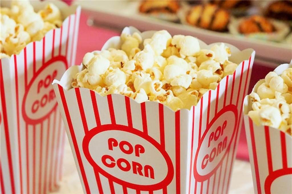 Filmgenuss unterm Sternenhimmel: 9 Open Air-Kinos in NRW popcorn tüten
