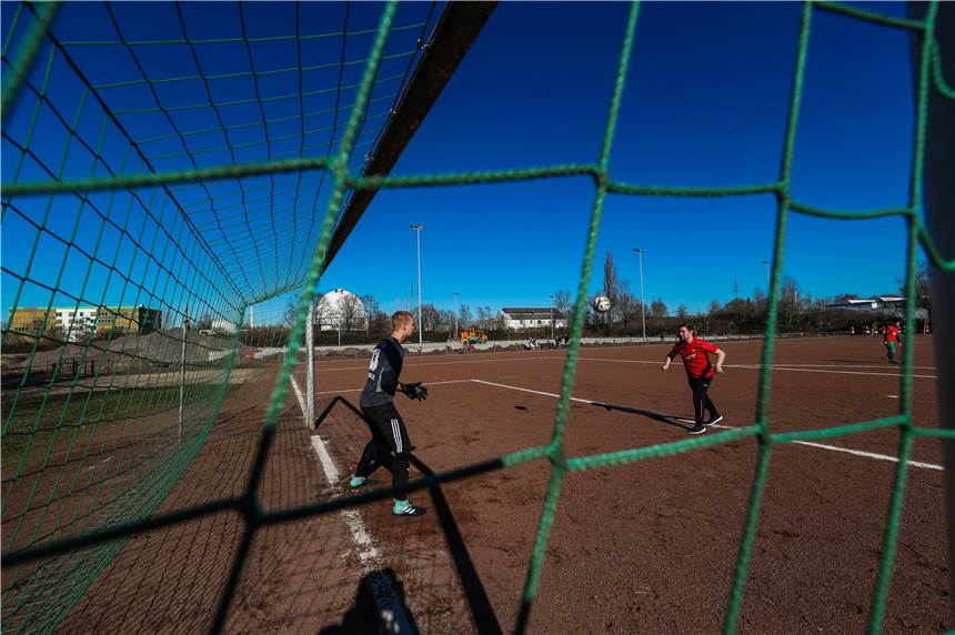 13 Buden in zwei Spielen: Barops Ebers schießt sich an die Spitze der Kreisliga-Torjägerliste Da muss der Ball rein - auch in der Kreisliga.