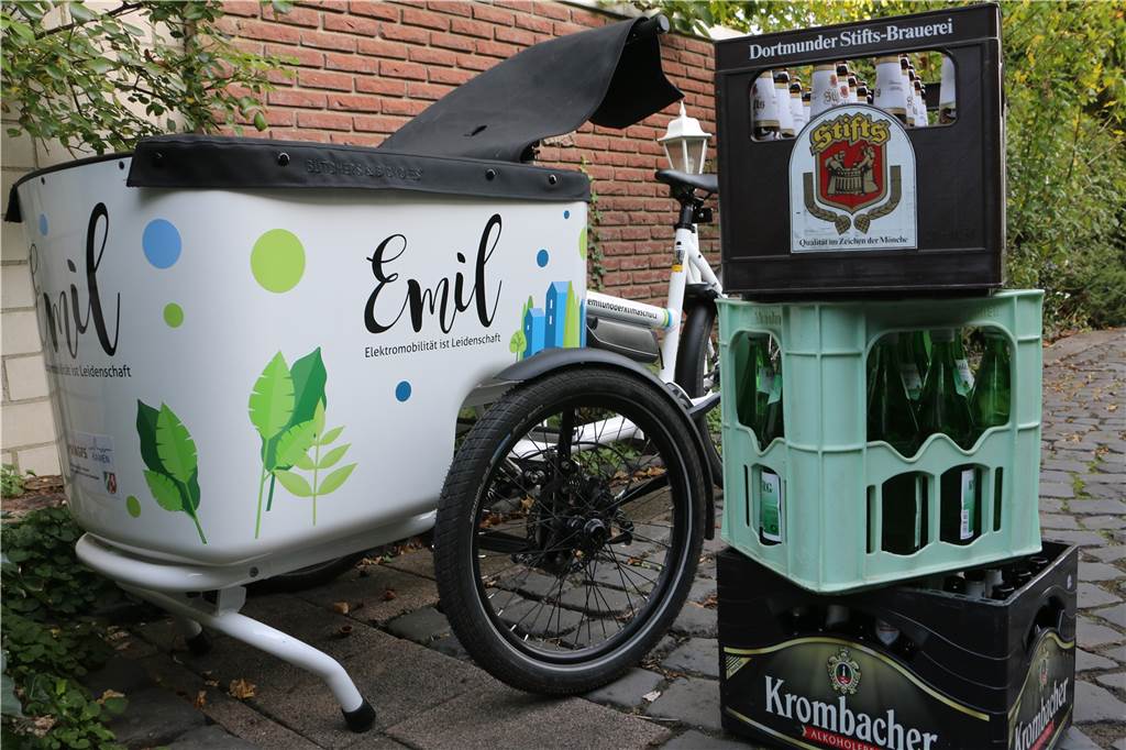 Großeinkauf mit dem Lastenrad: „Verkaufst du Eis und Cocktails?“ Da passt was rein. Die drei Getränkekisten sind in der Transportbox locker unterzukriegen. Auf dem Rückweg geht es mit zwei Kisten und dem Wocheneinkauf zurück.