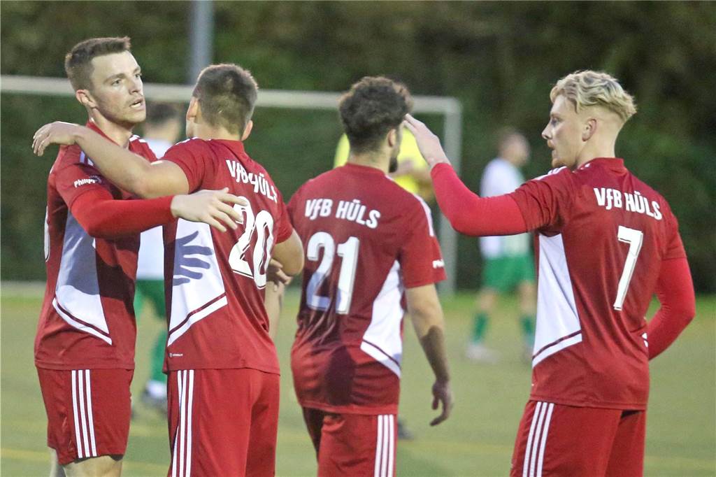 VfB Hüls Tor in der 90. Minute im Pokal-Krimi beim SV Altendorf Hülser Jubel: Nach dem 2:0 freut sich Vorbereiter Johannes Hülsken (l.) mit dem Torschützen Marvin Thomaszik (2.v.l.).