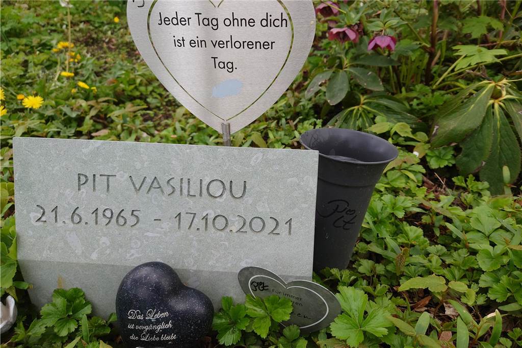 Vier Mal schlugen Diebe am selben Grab zu: Witwe fühlt sich „angegriffen“ Das Grab von Pit Vasiliou, dem verstorbenen Mann Alexandras, mit mittlerweile gestohlenem Edelstahlherz.
