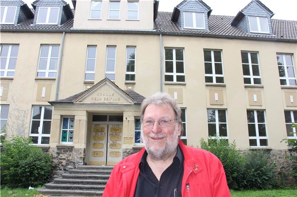 Da stand die Lutherschule noch. Wilhelm Gryzcan-Wiese vor dem historischen Gebäude.