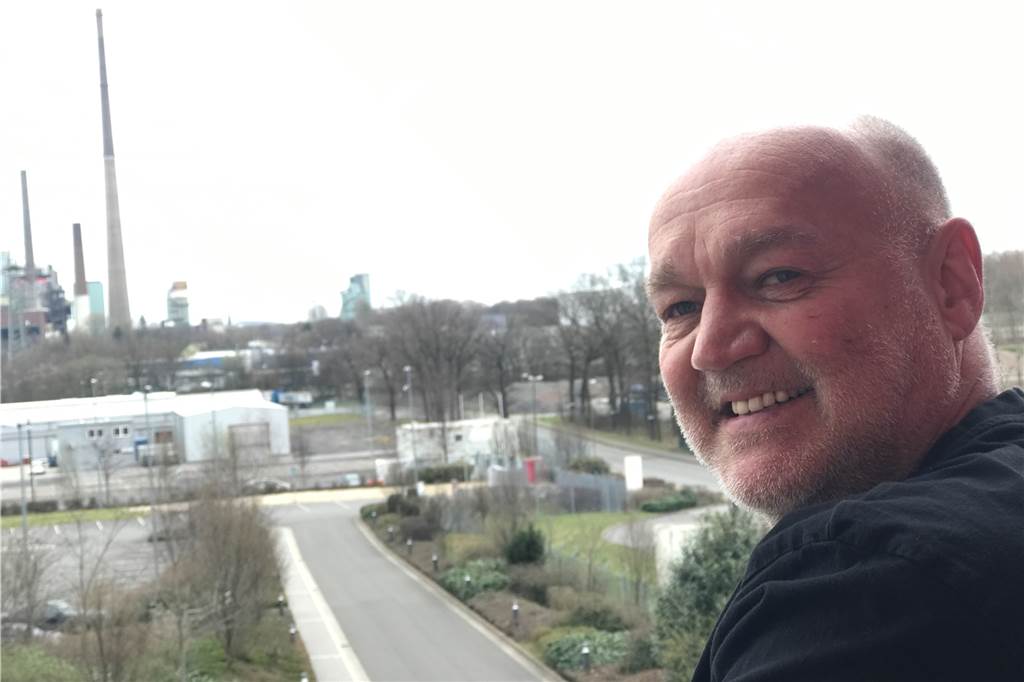 Ein Leben mit dem Kraftwerk: „Das ist heute für uns kein einfacher Tag“ Da stand noch der Lange Lulatsch: der 250 Meter hohe Schornstein. Martin Fricke kurz vor der Sprengung seiner langjährigen Arbeitsstätte.