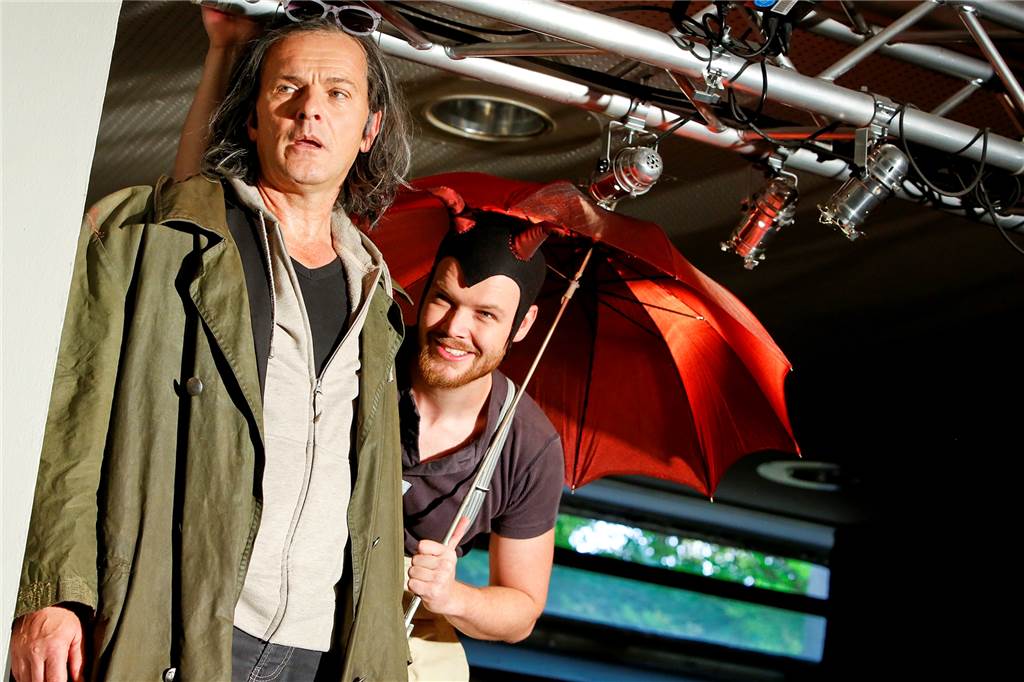 Das KJT präsentiert im neuen Stück „Fast Faust“ einen „Faust to go“ „Da steh ich nun, ich armer Tor“: Faust, dargestellt von Andreas Ksienzyk, und der Teufel Mephisto, dargestellt von Thorsten Schmidt.