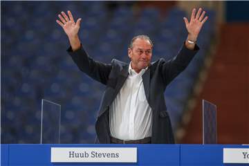 Da war der Schalker Jahrhundert-Trainer gerührt: Zu Beginn der S04-Versammlung gab es stehende Ovationen für Huub Stevens, der aus dem Aufsichtsrat ausscheidet.