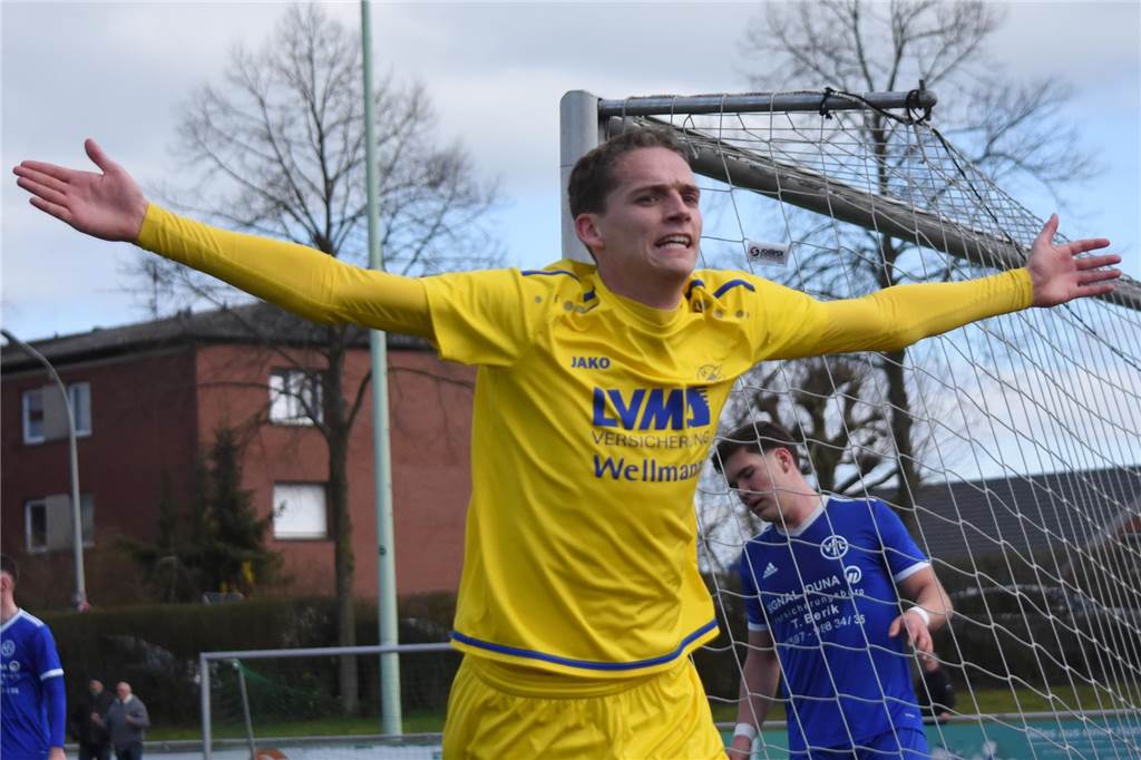 Die Bezirksliga kommt immer näher für den SV Herbern Da war die blau-gelbe Welt noch in Ordnung: Daniel Krüger erzielt das 1:0.