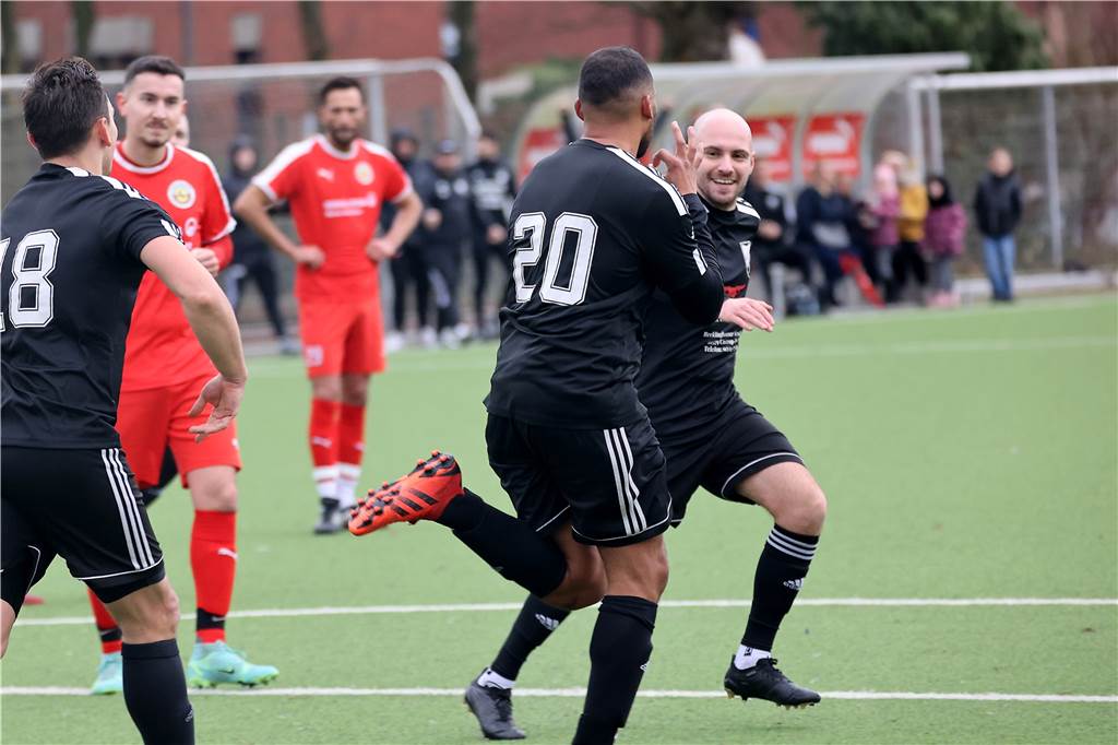 6-Punkte-Spiel wird zum 6-Tore-Spiel für SG Victoria/SF Da war die Castrop-Rauxeler Welt in Wanne-Eickel noch in Ordnung: Roy Wesche (Nummer 20) bejubelt sein 1:0 für die SG Victoria/Sportfreunde bei den SF Wanne II.