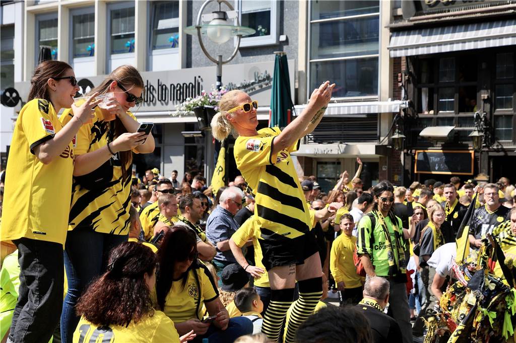 Schwarz-gelbe Euphorie der BVB-Fans wich tiefer Enttäuschung Fröhliche BVB-Fans auf dem Alten Markt.