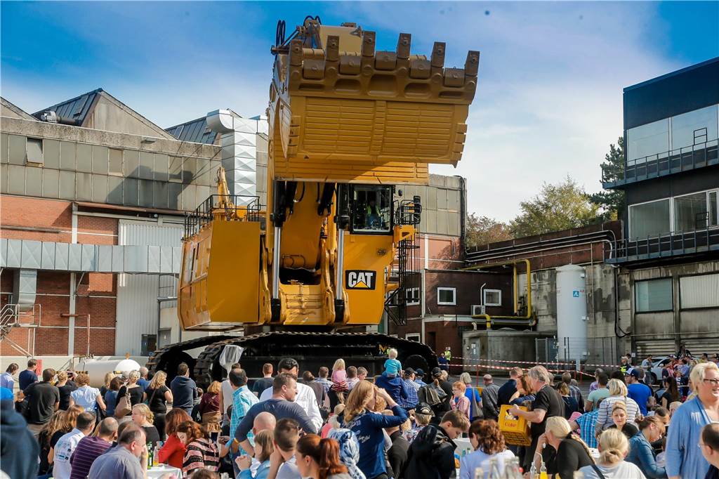 „Wir sind glücklich in neuen Jobs“ Da war die Welt bei Caterpillar in Dortmund-Dorstfeld noch in Ordnung. Wie hier bei einem Mitarbeiterfest im Jahr 2014 präsentierte das Unternehmen gerne seine größten und neuesten Bagger.