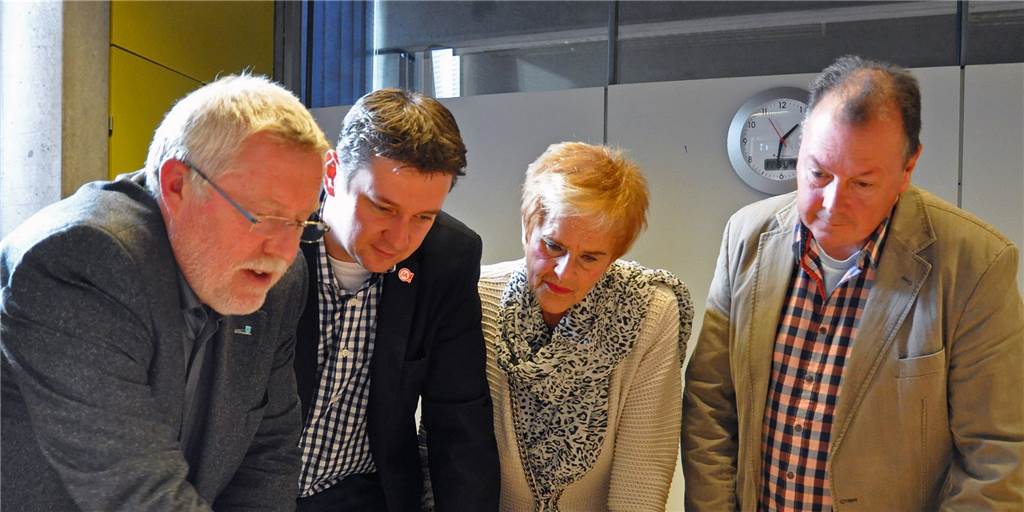 Die Politik muss Bürger mitnehmen – aber die müssen auch mitmachen wollen Heiko Dobrindt, Rajko Kravanja, Marlies Graeber und Dirk Mai bei der Gründung des Bürgerausschusses im Oktober 2014.