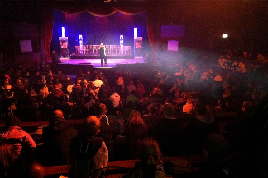 Aarons Hypnoseshow „Schlaf! Mit mir!“ abgesagt – Stadthalle verrät den Grund Da war die Welt noch in Ordnung: "Aaron Hypnose" vor Publikum in voll besetztem Saal.