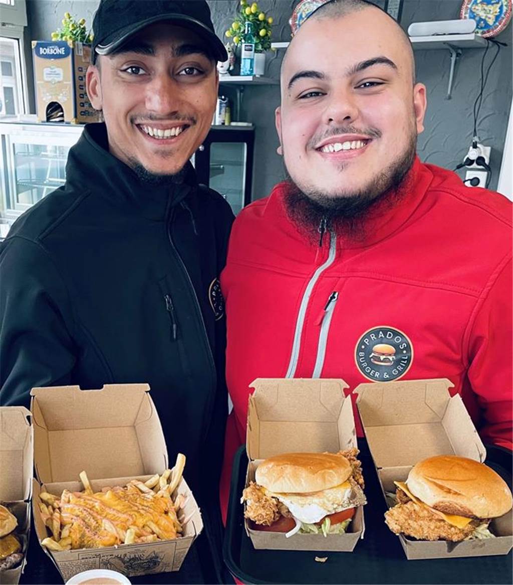 Casa Mia und Prados Grill: Baustelle sorgt für großes Umsatz-Minus Alfredo Rifati (l.) und Redjeb Selimi stehen in ihrem Lokal in Dortmund-Marten und halten Pommes und Burger in die Kamera.