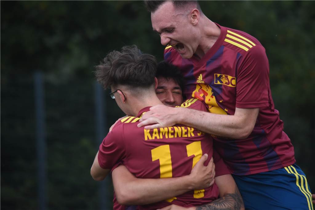 2:3-Pleite nach 2:0-Führung: Kamener SC schenkt gute Ausgangsposition gegen den SC Halle her Da war die Welt noch in Ordnung beim Kamener SC: Jan Jacob (l.) und Kevin Lehmann (r.) feiern Jonas Hahn für das 2:0.