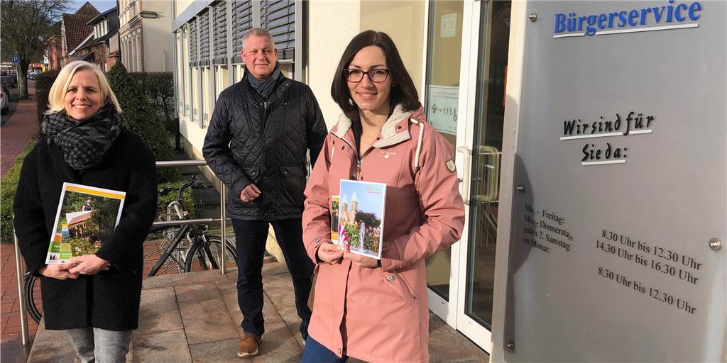 Ende des Legdener Touristik-Duos: Karin Green verlässt Rathaus Da war die Welt noch in Ordnung: Bürgermeister Dieter Berkemeier und das Touristik-Duo Karin Green (l.) und Sabrina Lange.