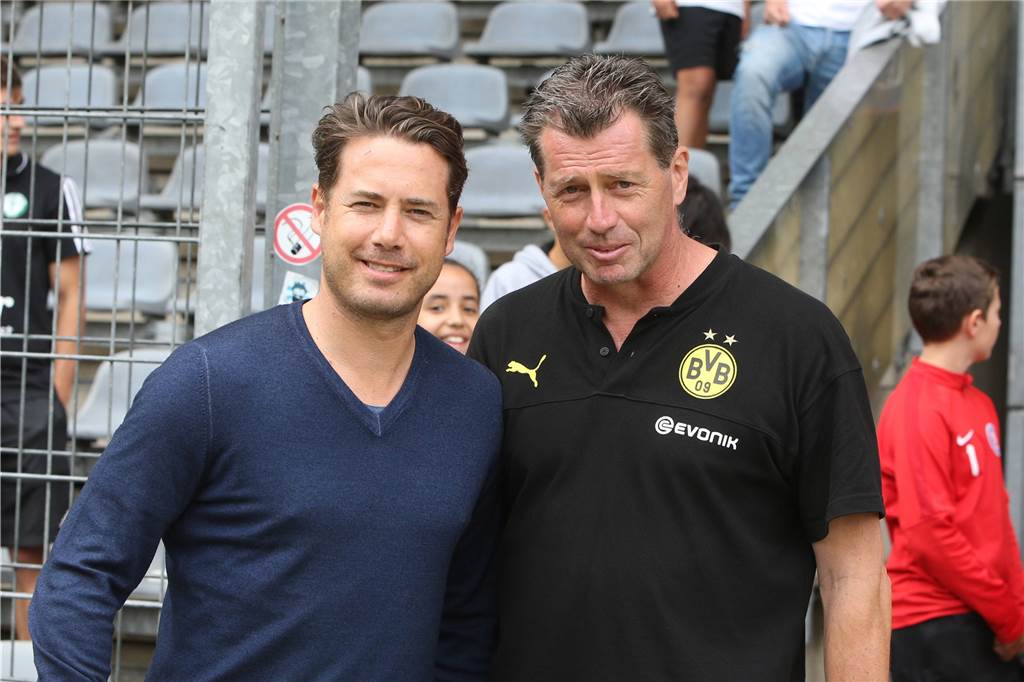 BVB äußert sich zum möglichen Skibbe-Rauswurf und schützt ihn nicht Da war die Welt noch in Ordnung: BVB-Nachwuchskoordinator Lars Ricken (l.) mit Michael Skibbe am 1. Spieltag der A-Junioren-Bundesliga im Sommer 2019.