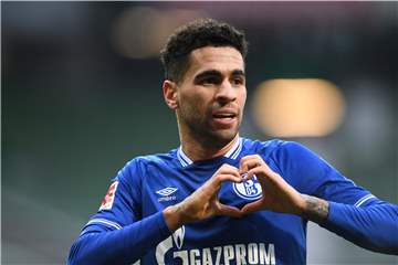 Da war die Welt noch in Ordnung: Omar Mascarell freut sich über sein erstes Bundesligator für Schalke 04. 