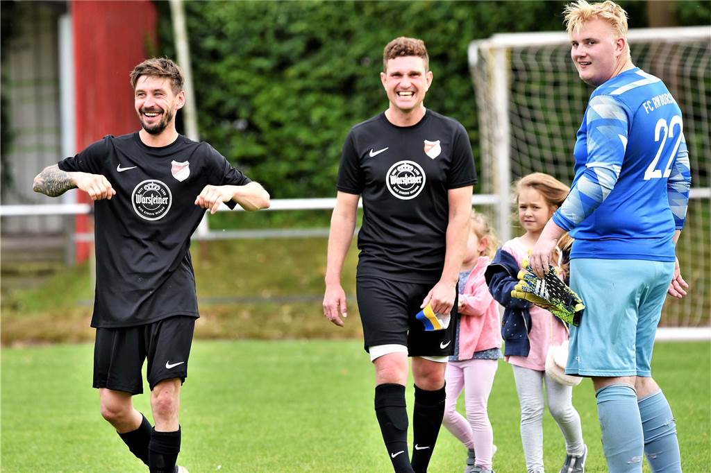 Rückzug aus der A-Liga? FC Rot-Weiss beendet die Spekulationen Sebastian Gabor, Igor Gajewski und Maximilian Beckmann freuen sich am letzten Spieltag der vergangenen Saison über den Klassenerhalt.
