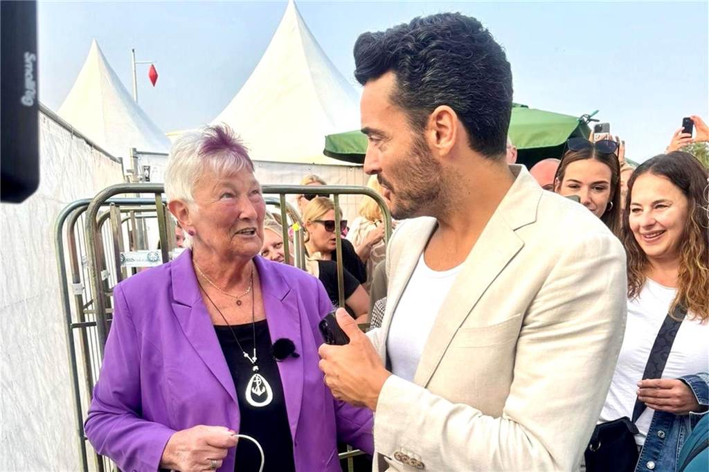 Abschied vom Hospiz: Uschi Pathmann stirbt nicht und musste nun gehen Giovanni Zarrella spricht am Rande eines Konzertes in Bochum mit Uschi Pathmann.