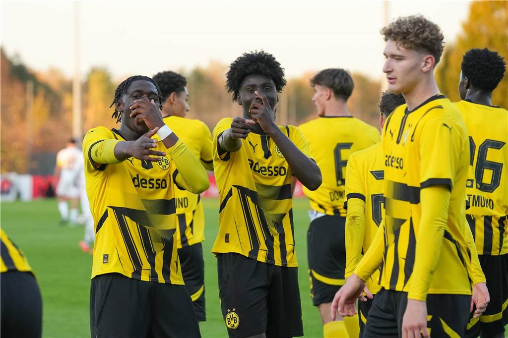 BVB-U19 gegen Graz – Dortmund ist der K.o.-Runde ganz nah : Youth League im Live-Ticker Ousmane Diallo bejubelt sein Tor.