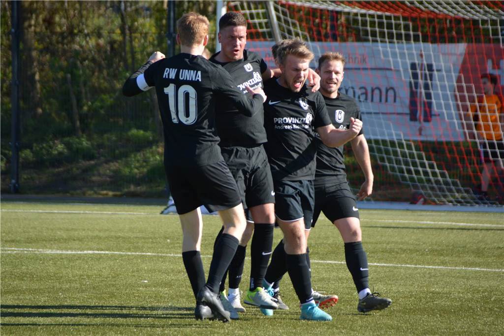 RW Unna patzt in letzter Sekunde: FCO trifft in der Nachspielzeit zum 2:2-Endstand RW Unna jubelt