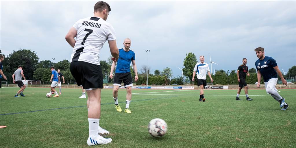 Viele Fotos vom Trainingsauftakt des TuS Sythen - Abbruch nach einer Stunde Wenig später mussten die Spieler des TuS Sythen das Feld räumen, das erste Training nach der kurzen Pause musste vorzeitig beendet werden.