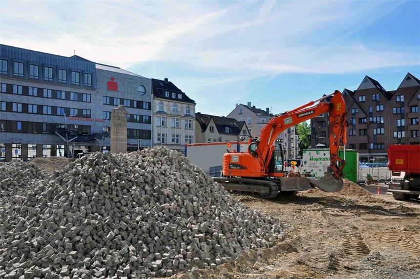 Pflasterstein-Verkauf: Kritik an Bürgermeister Da waren sie noch da: die für den Marktumbau herausgenommenen altern Pflastersteine am Donnerstag, 7. Juli.