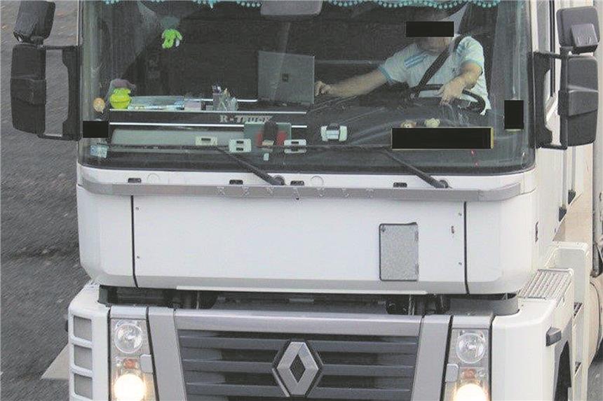 Polizei Dortmund fordert mehr Respekt von Verkehrsteilnehmern „Da werde ich sprachlos“, sagt Polizeipräsident Lange zu diesem LKW-Fahrer mit den Augen auf dem Laptop.