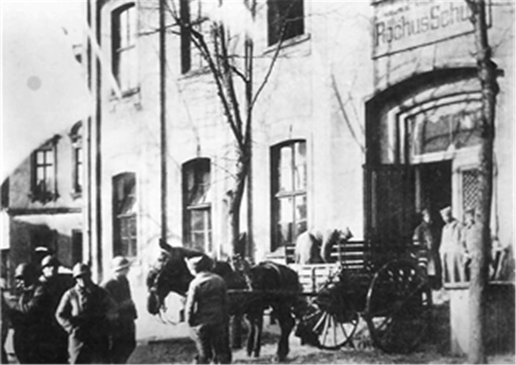 Soldaten in Mädchenschule: Vor 100 Jahren marschierten die Franzosen ein Da, wo heute das Hertie-Gebäude steht, waren 1923 französische Truppen stationiert. Hier sind sie vor der damaligen Rochus-Schule zu sehen.