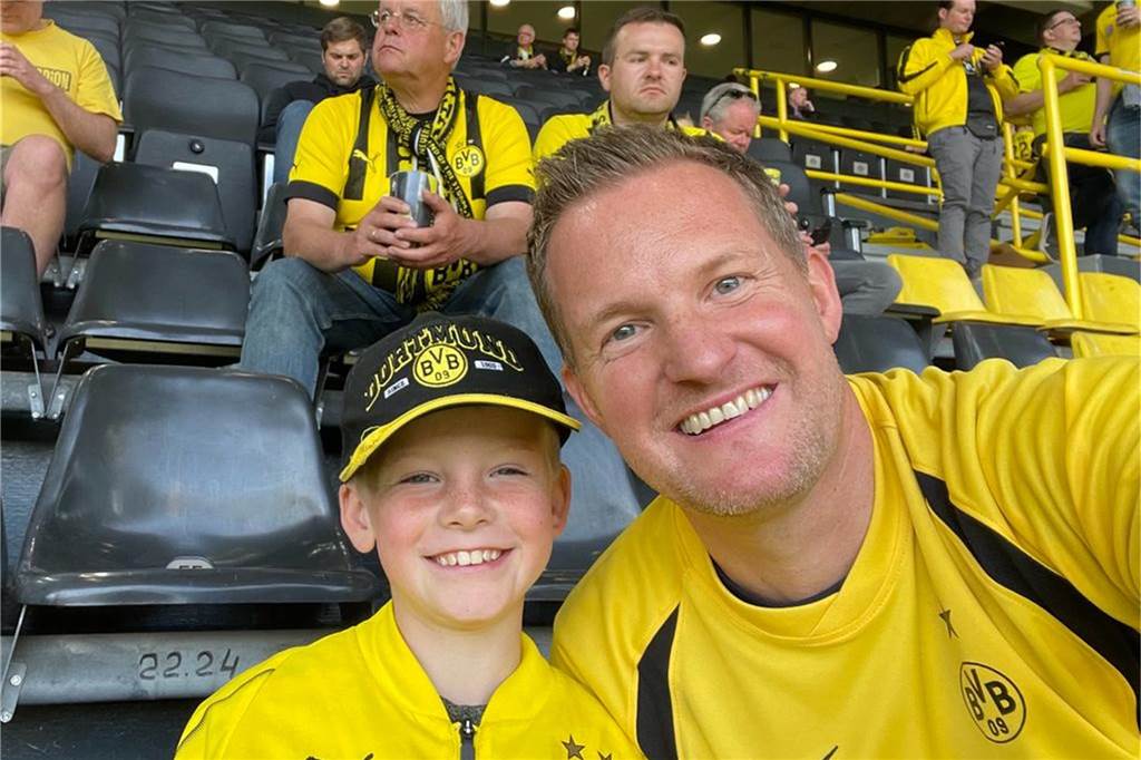 Hendrik Neebe und sein Sohn Mats grinsen.