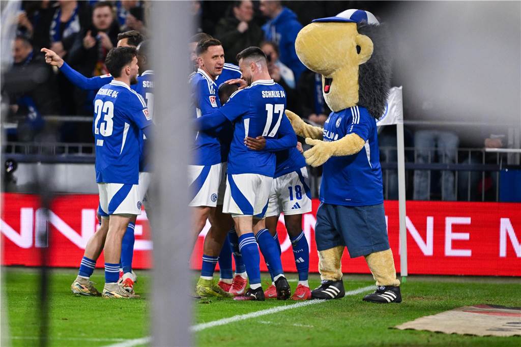 Eine NIederlage, die Schalke fassunglos macht 14.03.2025, Fussball, 2. Bundesliga, 26. Spieltag Saison 2024/2025, FC Schalke 04 - Hannover 96, Christopher Antwi-Adjei (FC Schalke 04) freut sich über das Tor zum 1:0 mit der Mannschaft, Paul Seguin (FC Schalke 04), Adrian Gantenbein (FC Schalke 04