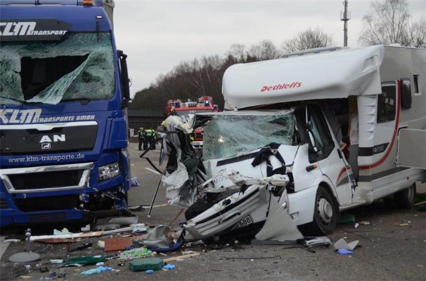 A1: LKW kracht auf Wohnmobil Dabei wurde das Wohnmobil von dem LKW auf einen Sattelzug geschoben.