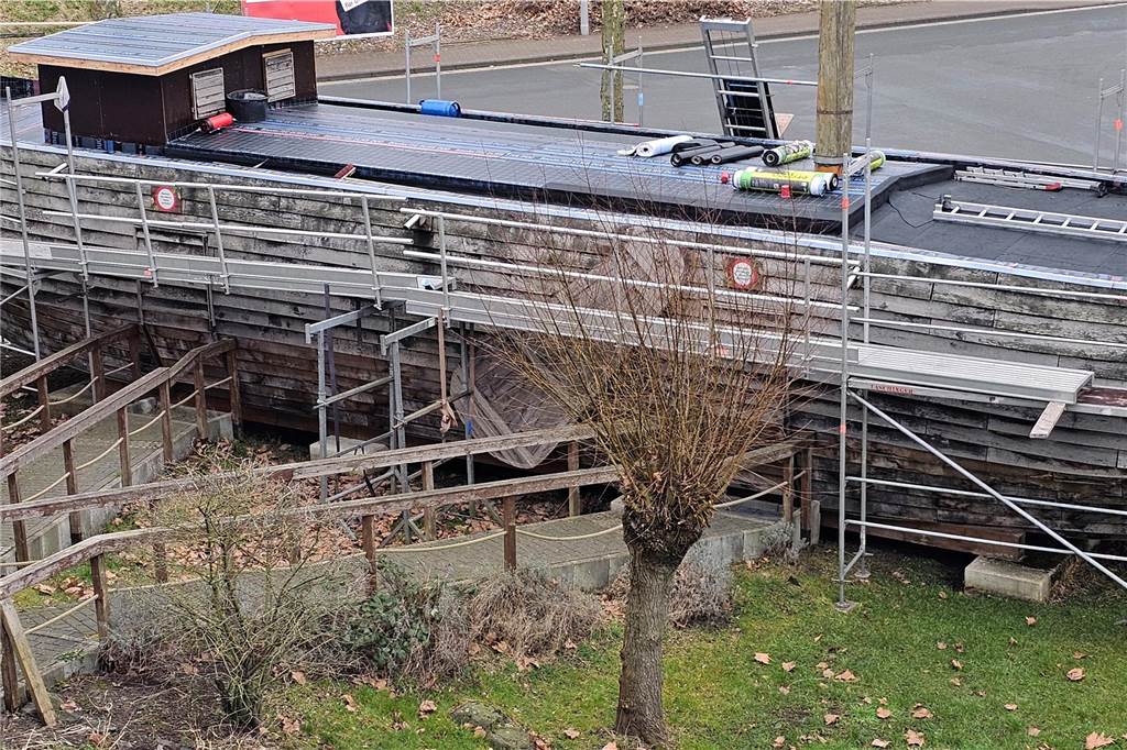Dach und Deck der Aak werden derzeit saniert.
