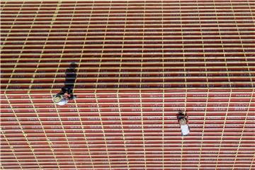 Dachdecker gehören zu den besonders begehrten Handwerkern: Bauboom und Stürme befeuern die Nachfrage.