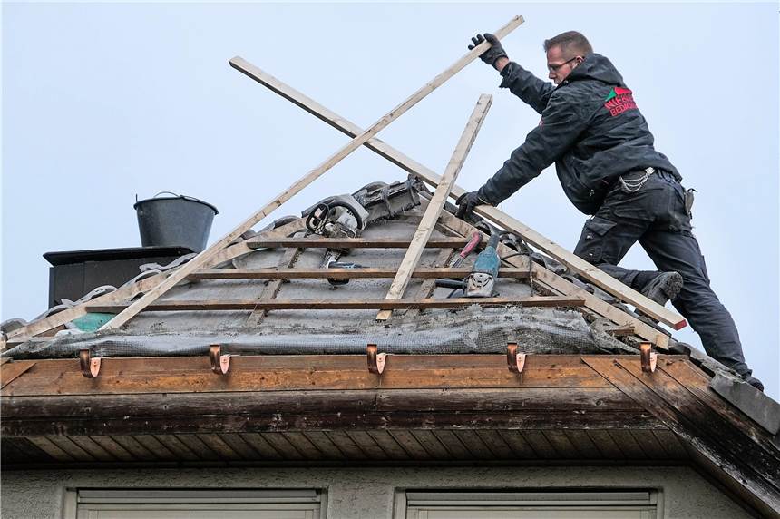 Arbeitslosigkeit in Castrop-Rauxel geht im März trotz Corona zurück Dachdecker können zurzeit noch weiter arbeiten. Sie müssen aber Sicherheitsabstände einhalten – auch auf den Baustellen. Die Agentur für Arbeit erkennt derzeit in der Statistik noch keine Corona-Delle.