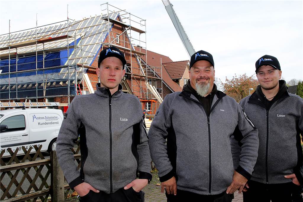 Dachdeckermeister Andreas Schumacher (Mitte) mit seinem jungen Team (rechts Sohn und Geselle Leon Schumacher und links Auszubildender Luca Ludwig).
