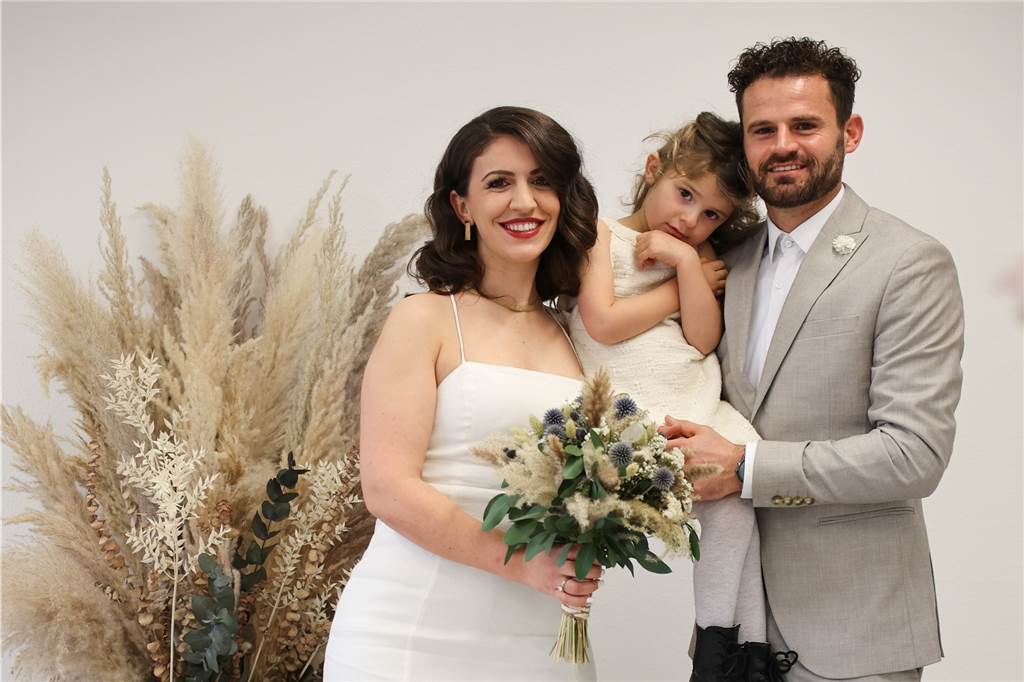 Dafina Bytyqi und Ajvaz Ilazi mit Tochter Lonia nach der Hochzeit.