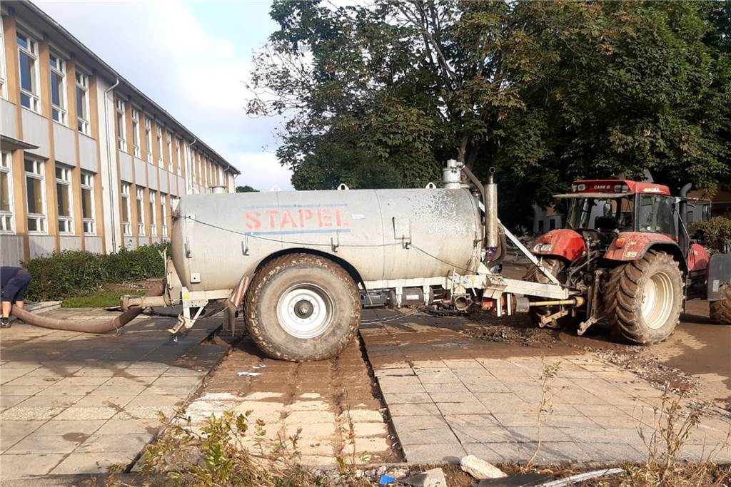 Hochwasser: Halterner Landwirte räumen auf - Josefine berührt mit Brief Dafür kann man einen Gülletank auch benutzen: Wasser wird aus einer Grundschule in Bad Neuenahr abgepumpt.