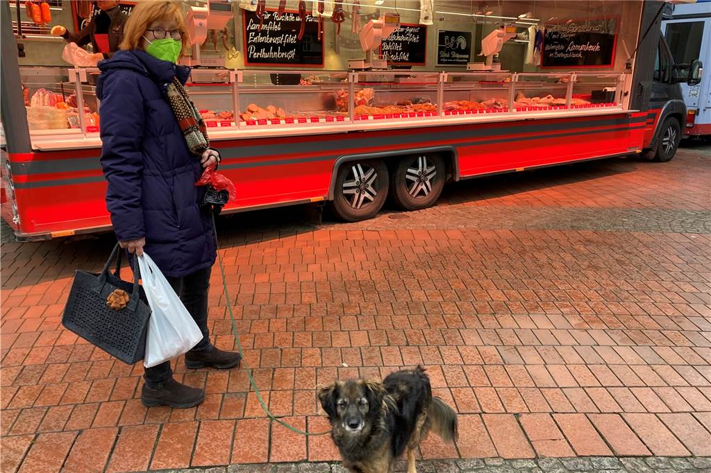 Plastiktüten-Verbot in Kraft: Ist der Wochenmarkt komplett Plastik-frei? Dagmar Höhner greift beim Einkauf noch mal zur Plastiktüte. Das will sie in Zukunft aber nicht mehr.